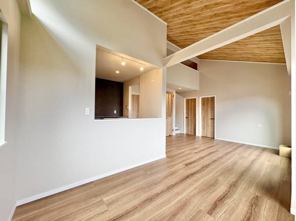 LDKの天井が一部勾配天井になっており、開放感溢れる空間を演出