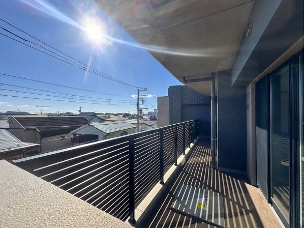 陽当たりの良いワイドバルコニー