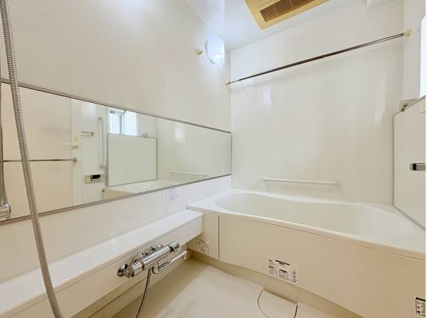 白色の落ち着くバスルーム