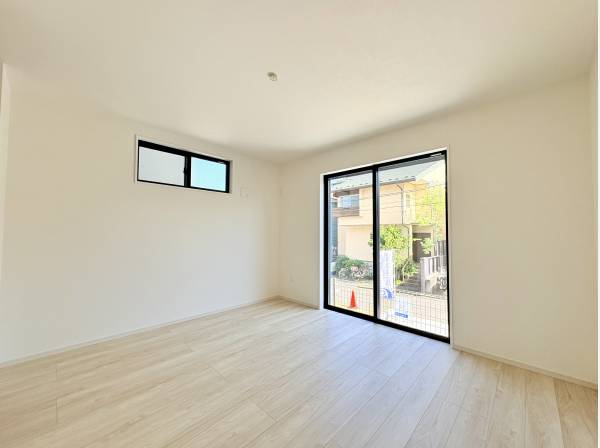 大きな窓から光が差し込む！明るく開放的な居心地の良い洋室