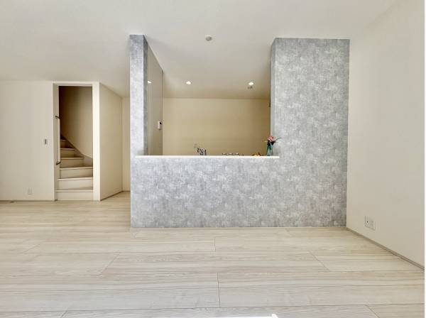 ダイニングとキッチンでの会話が飛び交います。