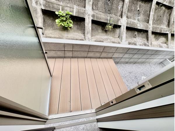 勝手口が有って、ウッドデッキにつながっております。