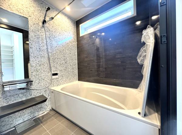 ゴージャスなシステムバス・パネル、換気乾燥機付きです。