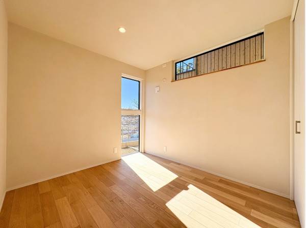 光で満ち溢れる南向きのベッドルーム