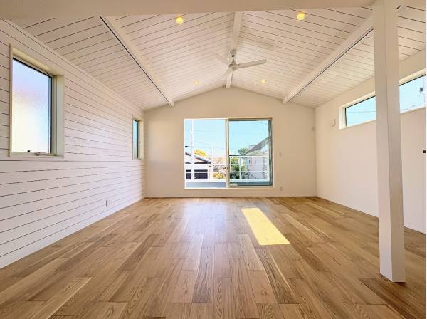 シーリングファンの回る湘南らしいお部屋です