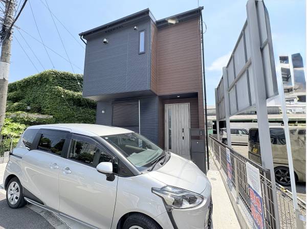 目の前に駐車スペースがございます。