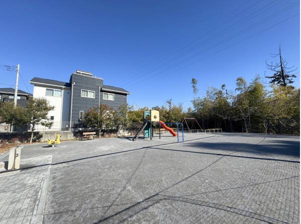 下坪公園まで徒歩3分（約180m）