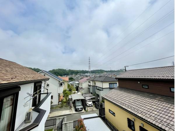 周辺に高い建物がないため開放感があります