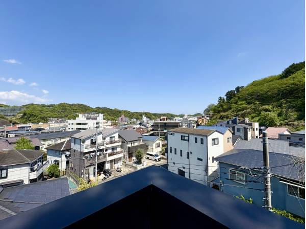 ひらけた眺望からは緑を望みます！