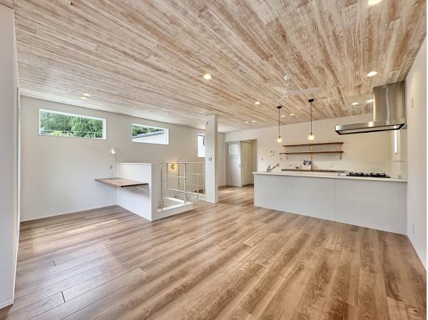 天然木の表情を楽しめる温かな住空間。