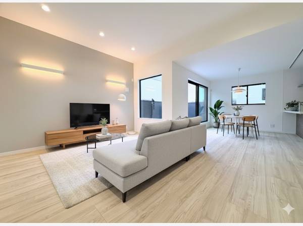 高天井の開放的なLDK（家具はイメージです）