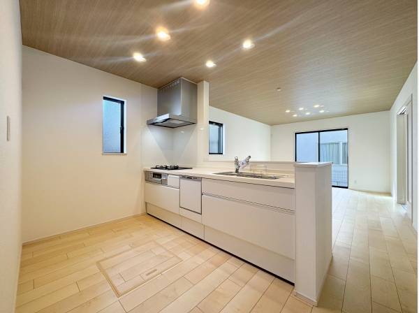 カップボードを置いてもゆとりがありそうな対面式キッチン