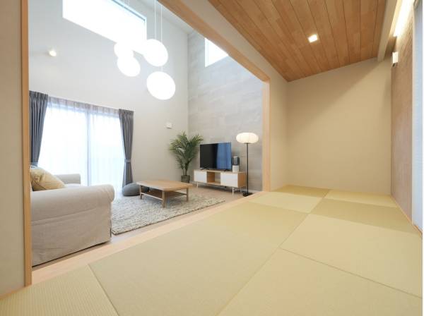 吹抜天井のLDKと畳コーナーを合わると約26.8帖の大空間に