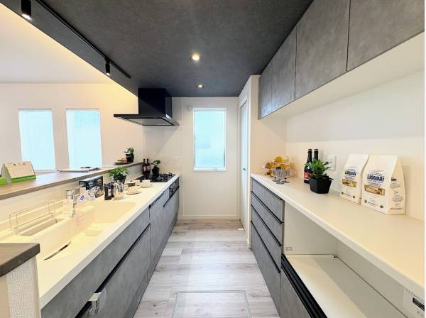 スタイリッシュなオープンキッチン