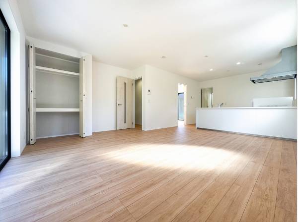 大容量のリビング収納が備わった約18帖のLDK