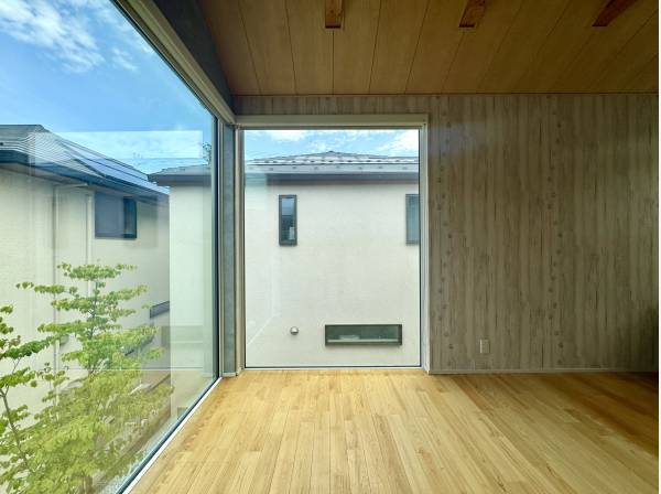 大きな開口部となるFIXの窓がポイント