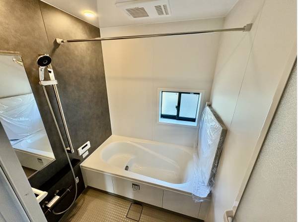 お風呂には浴室乾燥機付きです。