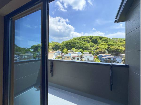 ２階バルコニーからも青空とこんもり緑のお山が。