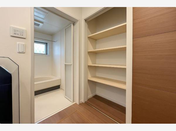 洗面室の収納も豊富です。