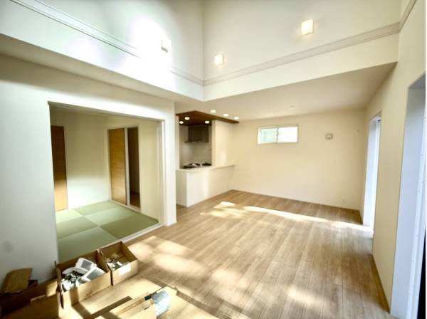 勾配天井で開放的なリビングルーム