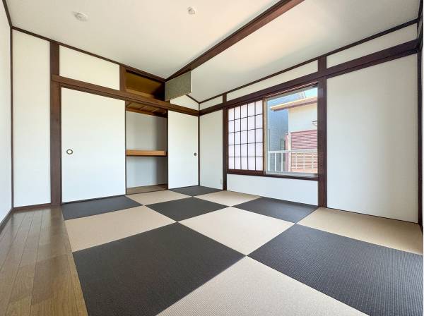 LDKと隣り合う和室は琉球畳がモダンな雰囲気を演出