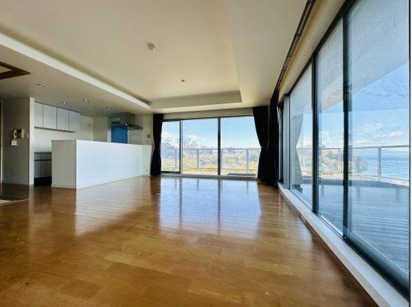 北西角部屋ですので、開放感もご覧の通りです