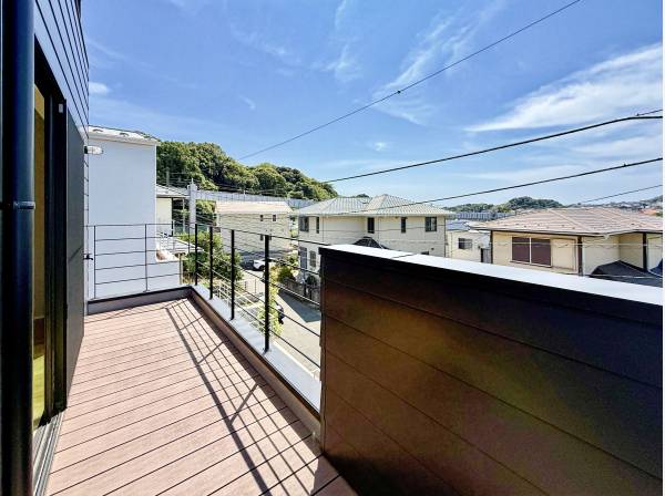 ウッドデッキ調のワイドバルコニーは景色もよく気持ちが良いです