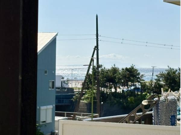 お部屋のバルコニーから海を望みます
