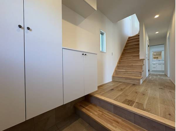 収納豊富な玄関