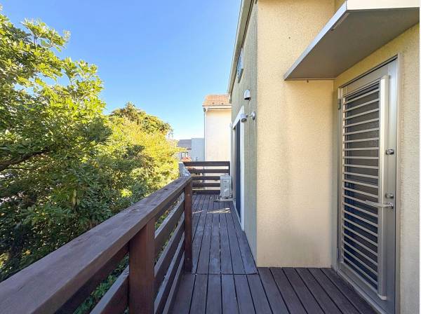 建物裏手にはウッドデッキが設置されています