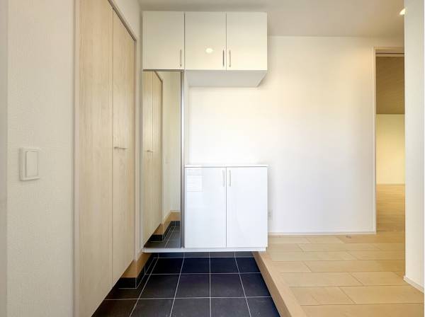 シューズインクロークが完備された開放的なエントランス