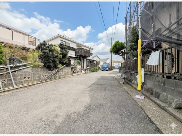 前面道路は幅6mあります