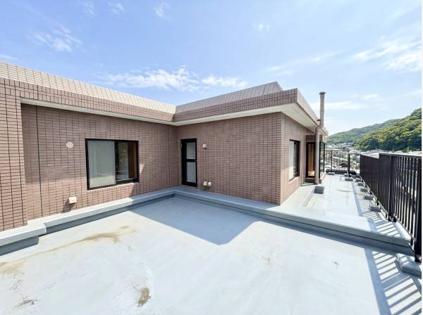 角部屋のため大型の専用ルーフバルコニーもございます！