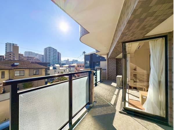 バルコニーは南東向きで陽当たり良好