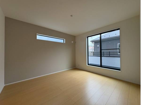 シンプルだからこそ家具映えする心地よい洋室。