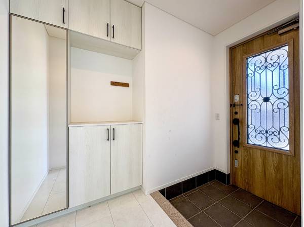 広々とした玄関には姿見付きの収納を完備