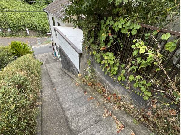 道路（駐車場）から階段を上ります。