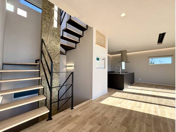 LDKのアクセントに。光と風を通すスケルトン階段。