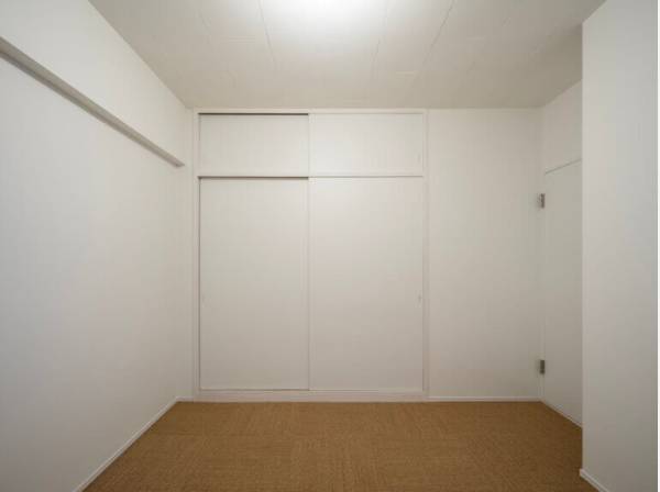 約6帖の居室には収納も完備