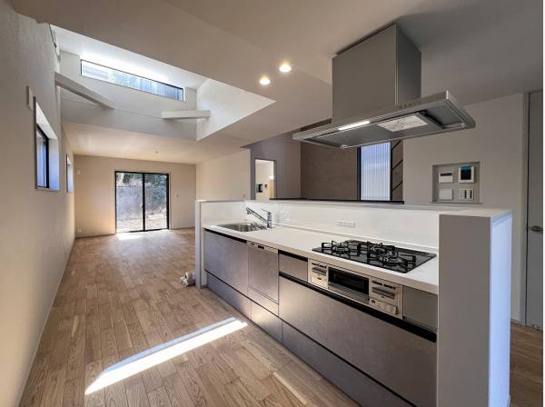 隅々まで見渡せる開放的なアイランドキッチン