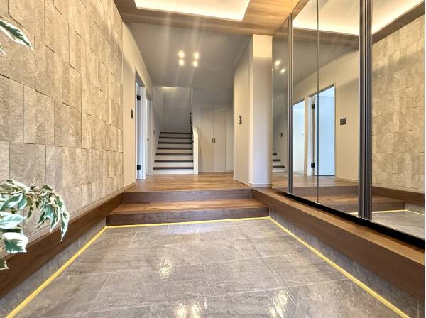 お出かけ前に嬉しい大型の鏡が備わる玄関ホール！