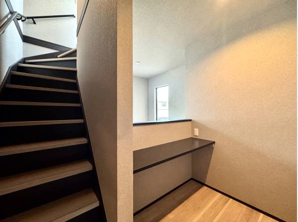 階段ホールにはカウンターを設置
書斎のように