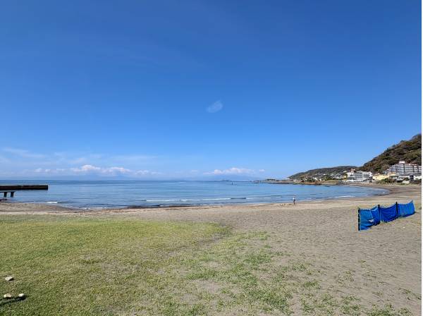 まるでプライベートビーチのような秋谷海岸まで徒歩1分（約40m）