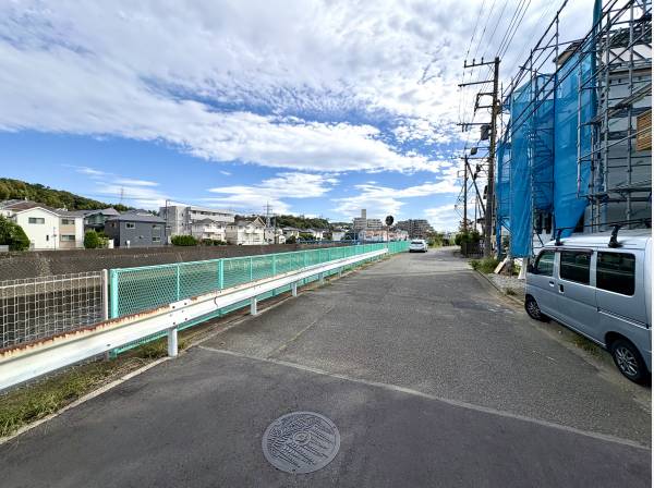 前面道路の様子です。詳細についてはお気軽にお問い合わせください。