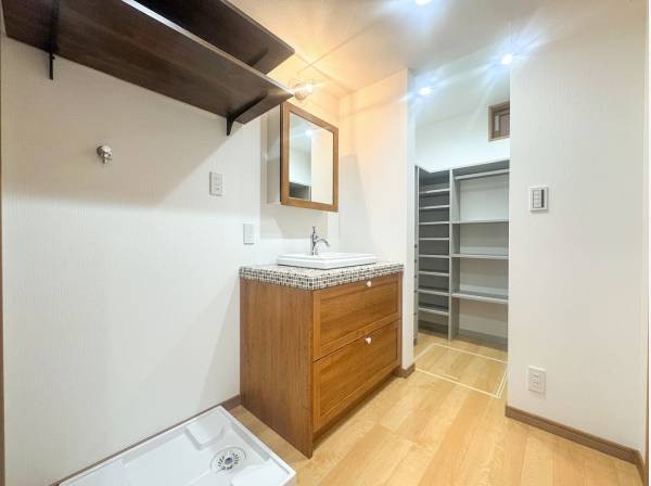 チェストのような可愛らしい造作洗面台 広いリネンスペースも頼もしい