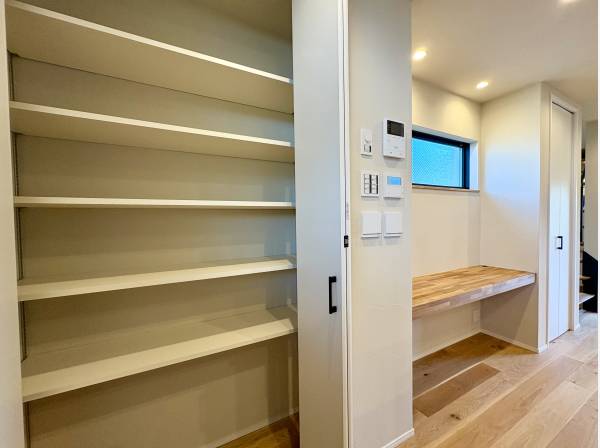 キッチン横には収納棚とカウンタースペース