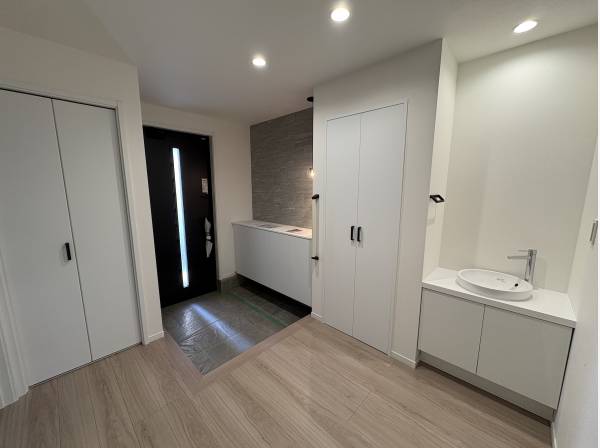 玄関は広くて、数人いても窮屈な感じになりません。