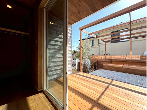 室内とつながる心地よいテラススペース