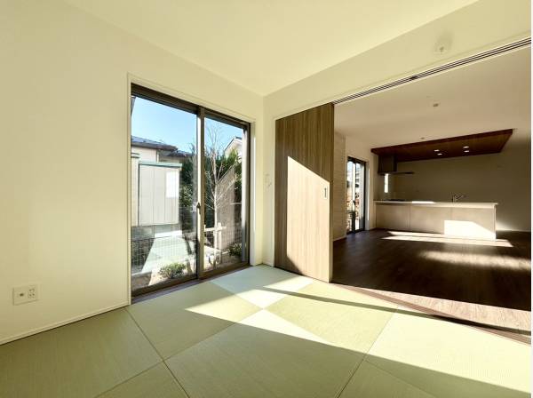 LDKと繋がる和室部分。子供部屋などにもいかがでしょうか。