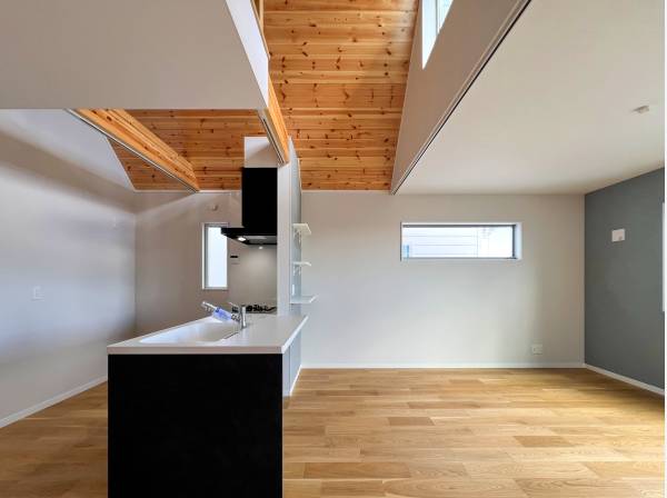 勾配天井で開放的